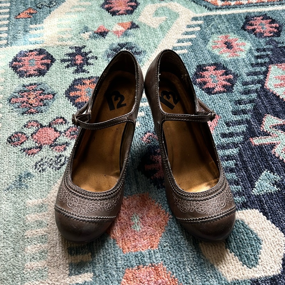 R2 embroidered Mary Jane heels